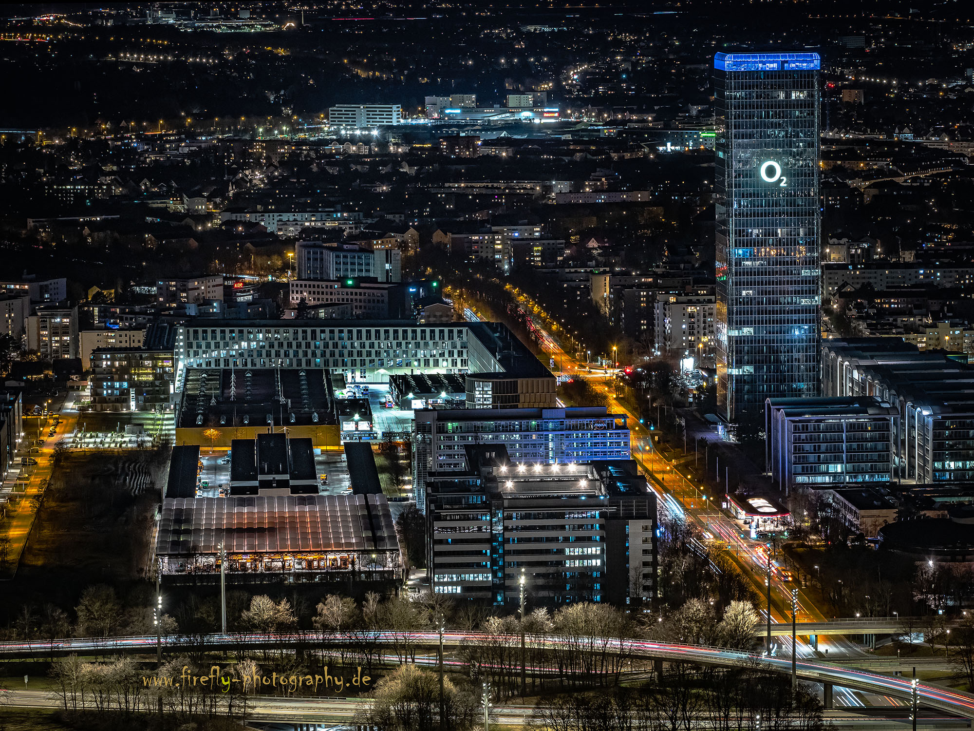 München bei Nacht, der O2 Tower